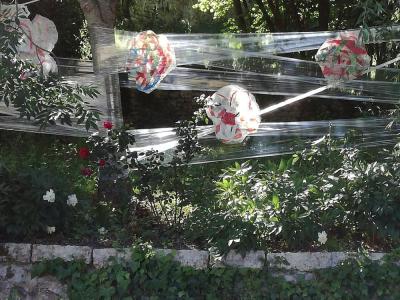 instalacion en la Naturaleza de flores grandes en plastico